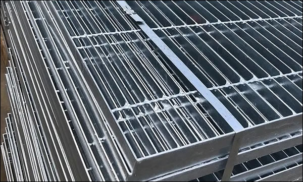 Galvanized iron grating panels for floor and elevated walkway