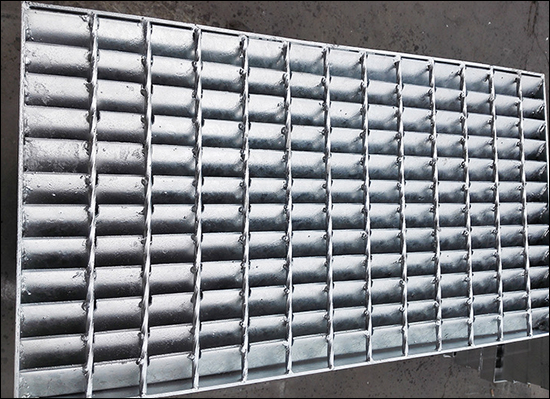 Welded bar grating as louvre sheets