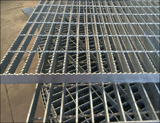 Serrated Open End Grating Hot Dip Galvanized Finish, Cross Bar Twisted