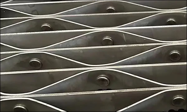 Low carbon steel riveted grating